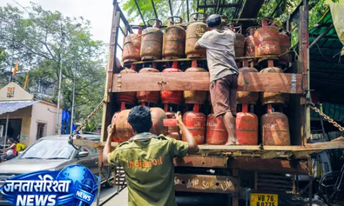 घरेलू एलपीजी आपूर्ति सामान्य, 4.58 लाख नए पीएनजी कनेक्शनों में गैस की आपूर्ति शुरू: सरकार घरेलू एलपीजी आपूर्ति सामान्य, 4.58 लाख नए पीएनजी कनेक्शनों में गैस की आपूर्ति शुरू: सरकार