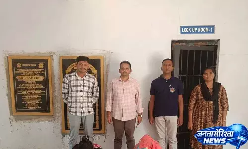 Bhadrachalam आबकारी विभाग ने 16 लीटर शराब जब्त की, चार डीलरों के खिलाफ मामला दर्ज किया Bhadrachalam आबकारी विभाग ने 16 लीटर शराब जब्त की, चार डीलरों के खिलाफ मामला दर्ज किया