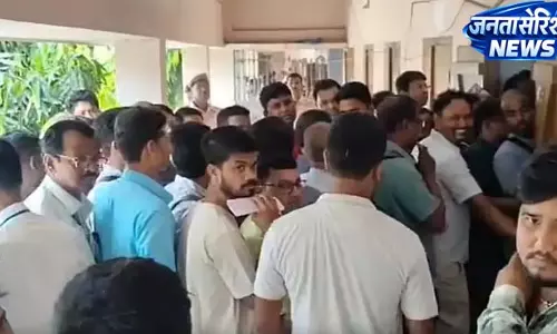 Balurghat में बिना सील के कथित पोस्टल बैलेट से वोटिंग को लेकर हंगामा Balurghat में बिना सील के कथित पोस्टल बैलेट से वोटिंग को लेकर हंगामा