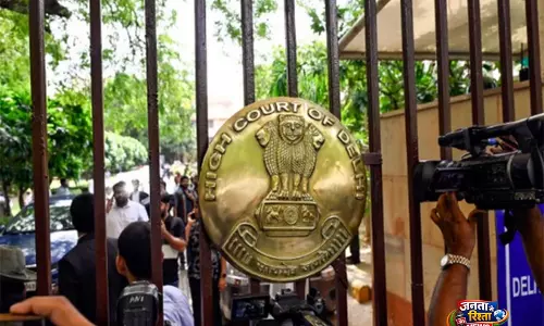 दिल्ली HC ने संतोष सिंह की रिहाई की याचिका पर SRB द्वारा जनभावनाओं से प्रभावित होने की बात उठाई दिल्ली HC ने संतोष सिंह की रिहाई की याचिका पर SRB द्वारा जनभावनाओं से प्रभावित होने की बात उठाई