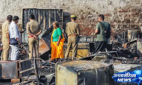 Lucknow में आग लगने से 2 बच्चों की मौत, अवैध बस्ती में सैकड़ों बेघर Lucknow में आग लगने से 2 बच्चों की मौत, अवैध बस्ती में सैकड़ों बेघर