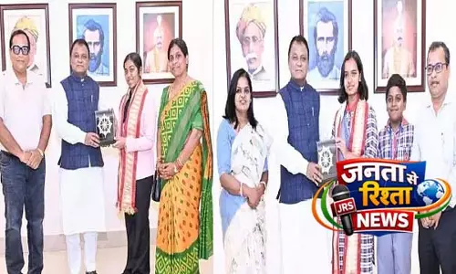 ओडिशा के मुख्यमंत्री ने CBSE टॉपर्स टीना रथ और अलीशा बिस्वाल को किया सम्मानित