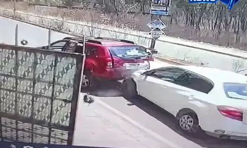 Raipur Breaking: खड़ी डस्टर कार को होंडा सिटी कार ने ठोका, बच्ची और बुजुर्ग घायल Raipur Breaking: खड़ी डस्टर कार को होंडा सिटी कार ने ठोका, बच्ची और बुजुर्ग घायल