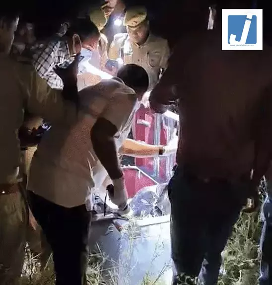 बक्से में मिली महिला की लाश, हाईवे किनारे बड़ी संख्या में लोग जमा हुए, हाथ पर टैटू दिखा बक्से में मिली महिला की लाश, हाईवे किनारे बड़ी संख्या में लोग जमा हुए, हाथ पर टैटू दिखा