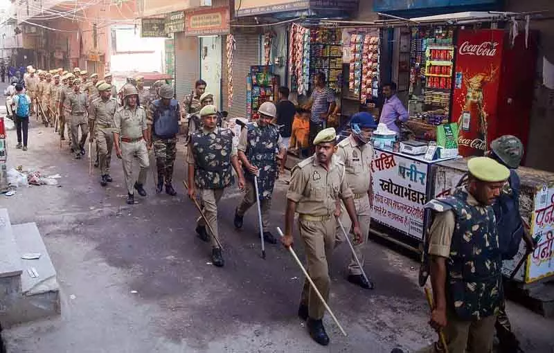 Noida में कड़ी सुरक्षा व्यवस्था के बीच हालात सामान्य हुए Noida में कड़ी सुरक्षा व्यवस्था के बीच हालात सामान्य हुए