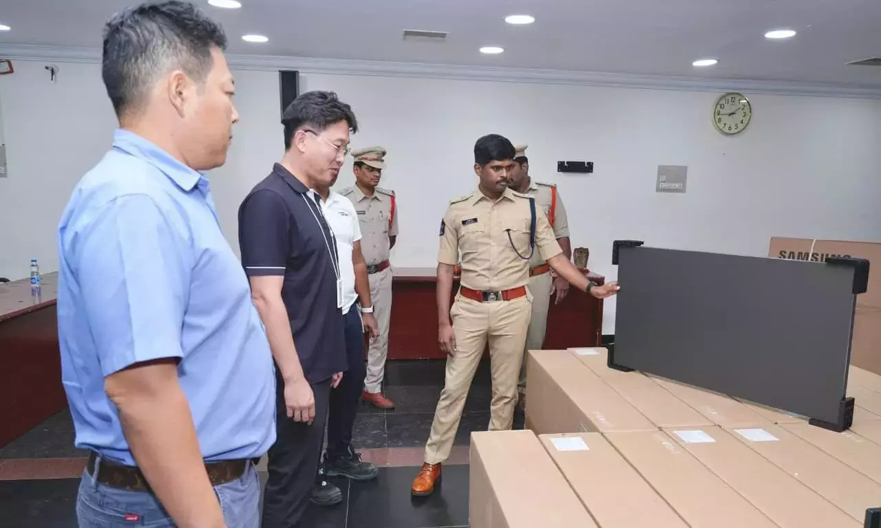 Andhra: कंपनी ने अनंतपुर पुलिस को LED वॉल वीडियो स्क्रीन दान की Andhra: कंपनी ने अनंतपुर पुलिस को LED वॉल वीडियो स्क्रीन दान की
