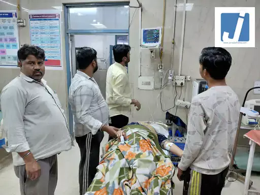 एक परिवार की खुशी का सफर दर्द में बदला...पेड़ से टकराई कार, बाइक सवार के कारण क्या हुआ? एक परिवार की खुशी का सफर दर्द में बदला...पेड़ से टकराई कार, बाइक सवार के कारण क्या हुआ?