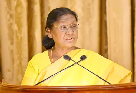 आंध्र प्रदेश सड़क हादसा: राष्ट्रपति ने पीड़ित परिवारों के प्रति व्यक्त की संवेदना आंध्र प्रदेश सड़क हादसा: राष्ट्रपति ने पीड़ित परिवारों के प्रति व्यक्त की संवेदना