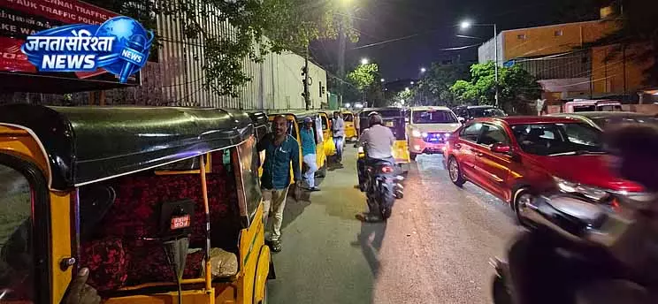 चेन्नई में LPG संकट, ऑटो-रिक्शा चालकों की मुश्किलें बढ़ीं चेन्नई में LPG संकट, ऑटो-रिक्शा चालकों की मुश्किलें बढ़ीं