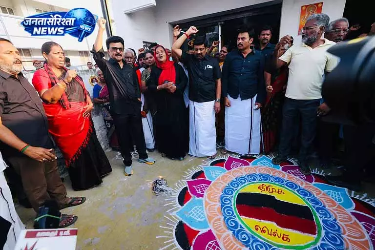 M.K. Stalin ने डिलिमिटेशन बिल की कॉपी जलाई, तमिलनाडु में सियासी बवाल M.K. Stalin ने डिलिमिटेशन बिल की कॉपी जलाई, तमिलनाडु में सियासी बवाल