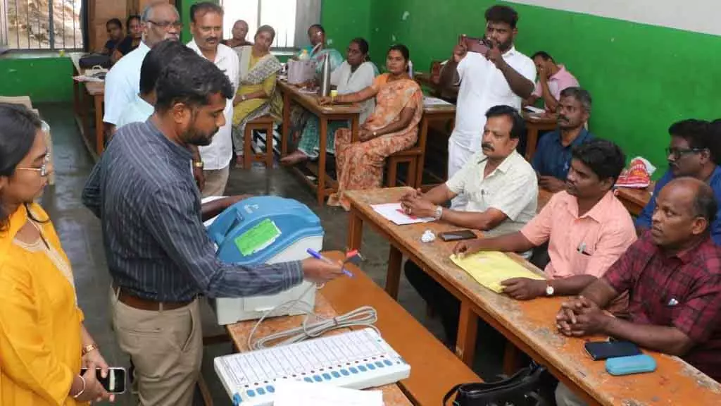 Chennai विधानसभा चुनाव से पहले 3 लाख से ज़्यादा पोलिंग अधिकारियों को ट्रेनिंग दी गई Chennai विधानसभा चुनाव से पहले 3 लाख से ज़्यादा पोलिंग अधिकारियों को ट्रेनिंग दी गई