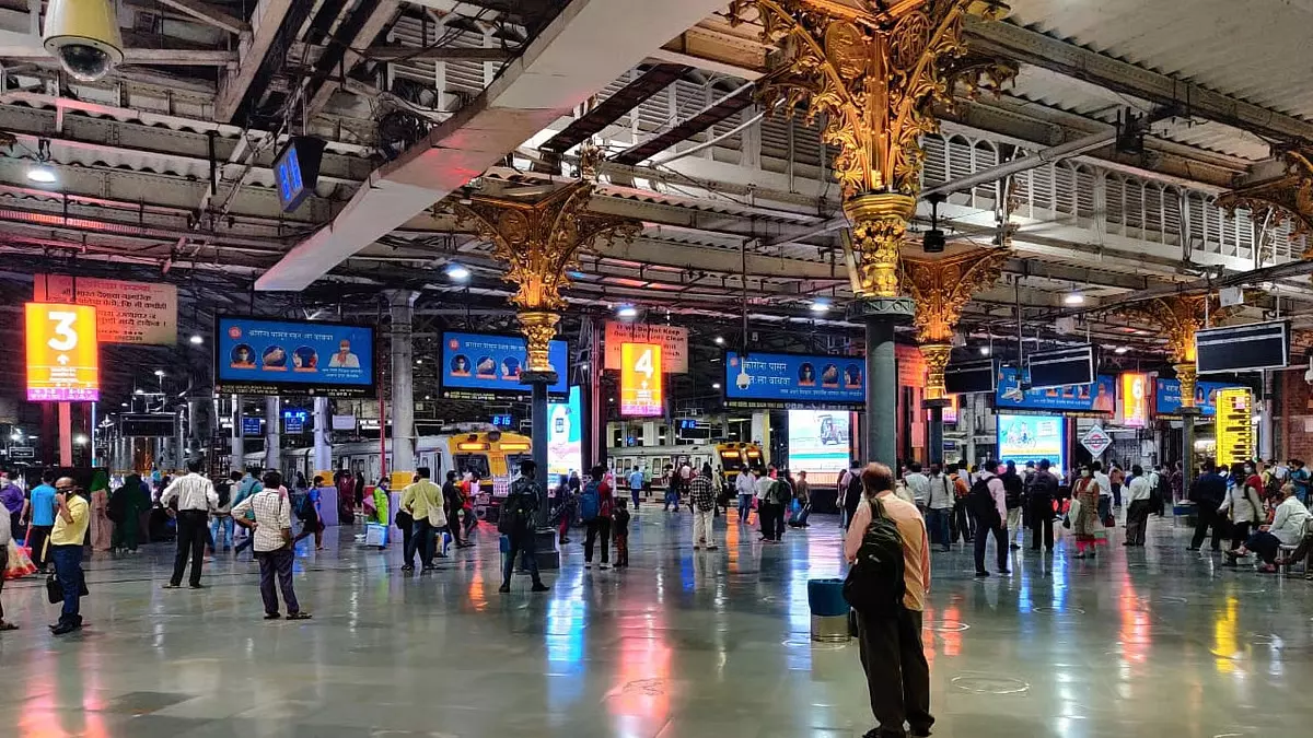मुंबई में CSMT के पास सिग्नल में गड़बड़ी के कारण पीक आवर्स में ट्रेनें लेट हुई मुंबई में CSMT के पास सिग्नल में गड़बड़ी के कारण पीक आवर्स में ट्रेनें लेट हुई