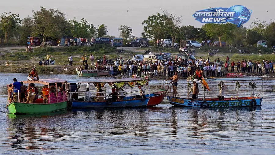 Mathura नाव पलटने से लापता आखिरी तीर्थयात्री का शव मिला, मरने वालों की संख्या 16 हुई Mathura नाव पलटने से लापता आखिरी तीर्थयात्री का शव मिला, मरने वालों की संख्या 16 हुई