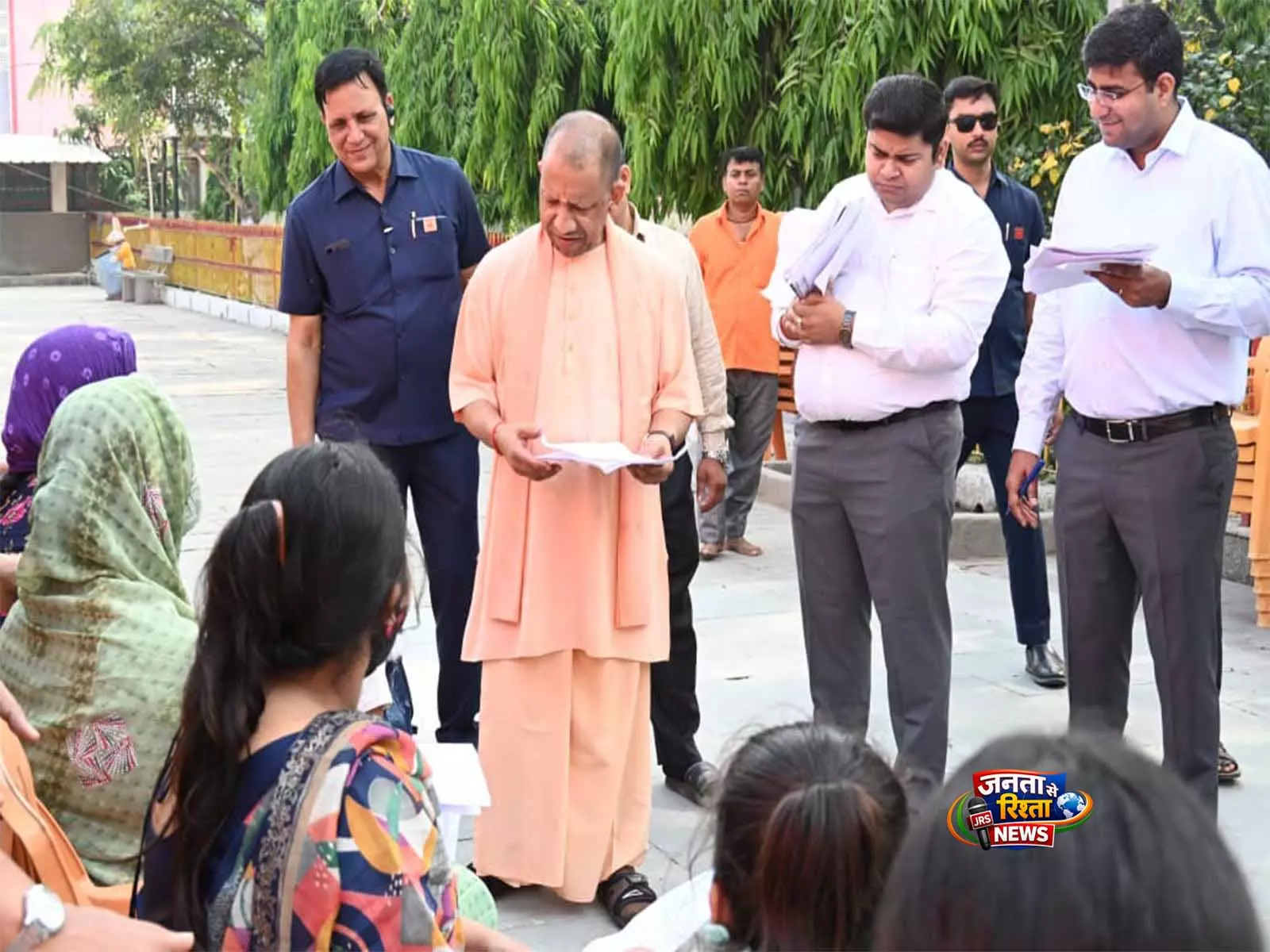 घबराओ मत! CM योगी ने श्रावस्ती महिला को बच्चे के इलाज के लिए मदद का वादा किया घबराओ मत! CM योगी ने श्रावस्ती महिला को बच्चे के इलाज के लिए मदद का वादा किया