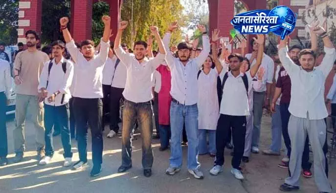 क्लस्टर यूनिवर्सिटी के खिलाफ ABVP का प्रदर्शन तेज क्लस्टर यूनिवर्सिटी के खिलाफ ABVP का प्रदर्शन तेज