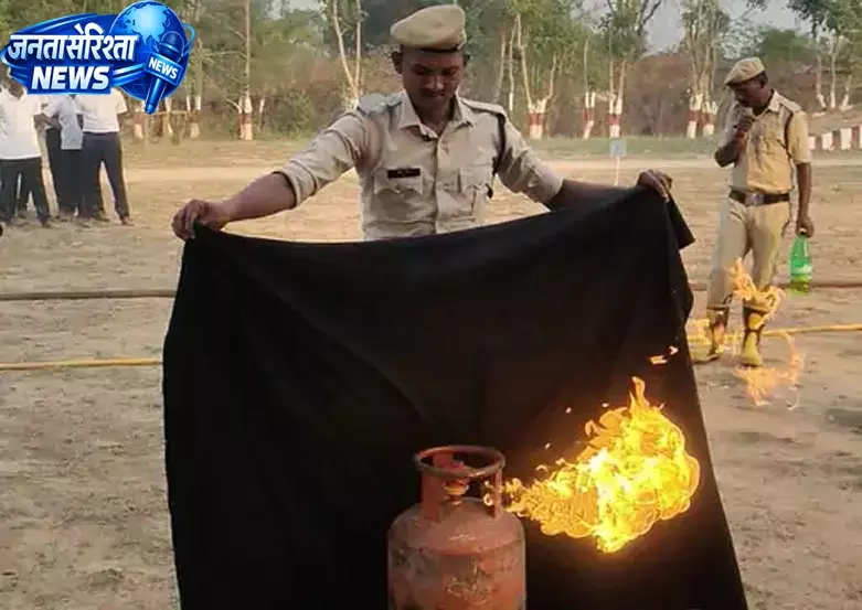 सूरजपुर पुलिस लाइन में अग्नि सुरक्षा के लिए किया गया मॉकड्रिल अभ्यास सूरजपुर पुलिस लाइन में अग्नि सुरक्षा के लिए किया गया मॉकड्रिल अभ्यास