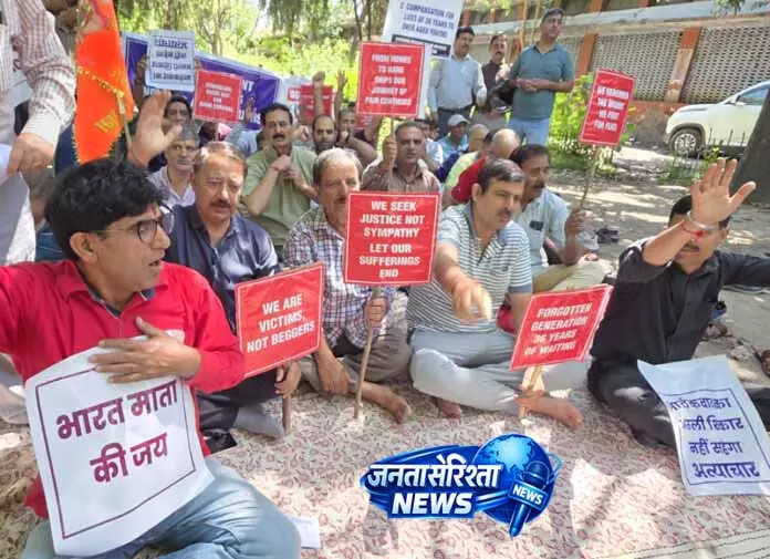 JAMMU: विस्थापित बुजुर्ग युवाओं का प्रदर्शन, राहत राशि बढ़ाने की मांग JAMMU: विस्थापित बुजुर्ग युवाओं का प्रदर्शन, राहत राशि बढ़ाने की मांग