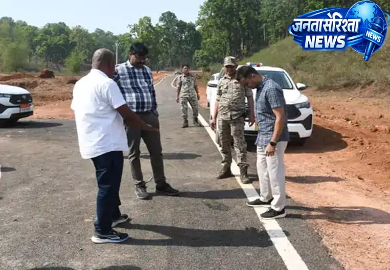 बलरामपुर के वनांचल क्षेत्रों में कलेक्टर-एसपी का दौरा बलरामपुर के वनांचल क्षेत्रों में कलेक्टर-एसपी का दौरा