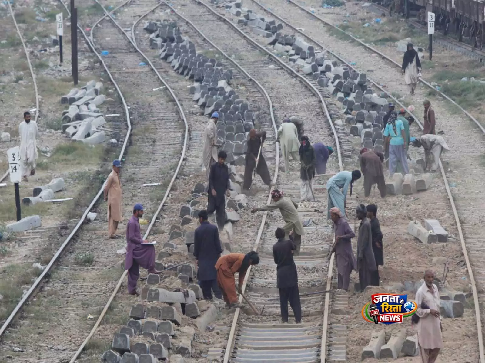 Railway यूनियनों ने पाकिस्तान रेलवे के पतन की कड़ी आलोचना की, मंत्री को हटाने की मांग की Railway यूनियनों ने पाकिस्तान रेलवे के पतन की कड़ी आलोचना की, मंत्री को हटाने की मांग की