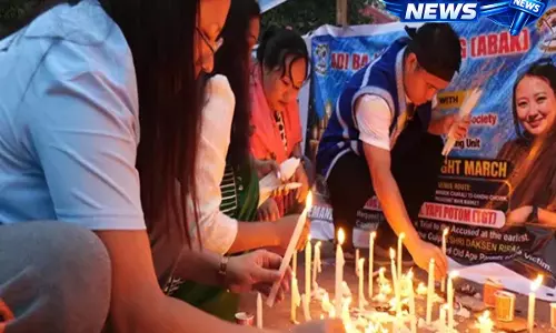 PASIGHAT: यापी पोटोम के लिए न्याय की मांग करते हुए कैंडल मार्च निकाला गया