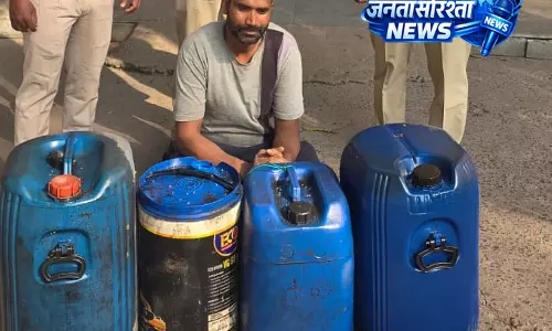 अपना ढाबा में रेड, अवैध डीजल का भंडारण मिला, संचालक गिरफ्तार अपना ढाबा में रेड, अवैध डीजल का भंडारण मिला, संचालक गिरफ्तार