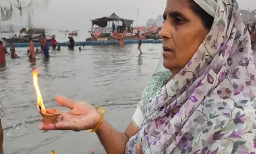 वैशाख अमावस्या: प्रयागराज में श्रद्धालुओं का तांता, गंगा में डुबकी लगा पितरों की शांति की कर रहे कामना वैशाख अमावस्या: प्रयागराज में श्रद्धालुओं का तांता, गंगा में डुबकी लगा पितरों की शांति की कर रहे कामना