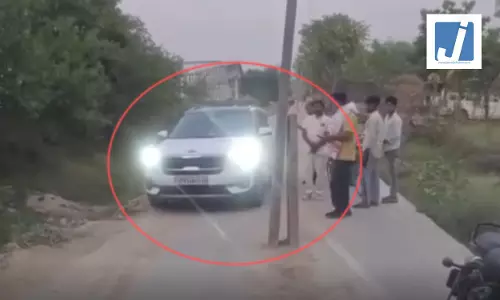 गजब है भाई! सड़क के बीच में खड़ा है खंभा