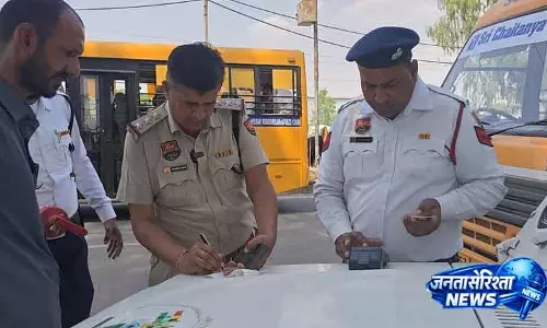 Sirsa में ट्रैफिक पुलिस ने स्कूल बसों के नियमों के उल्लंघन पर कार्रवाई की