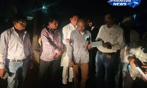 घर में रात 12 बजे लगी आग, पीड़ित परिवार को तत्काल पहुंचाया गया आर्थिक मदद