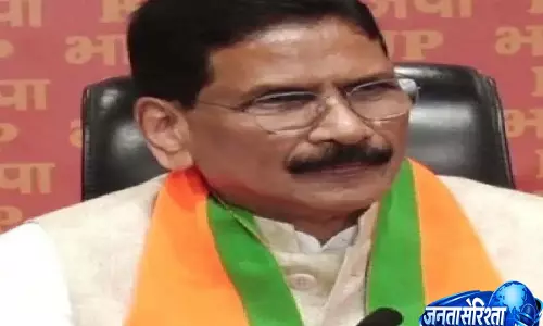 BJP: स्टालिन ने चुनावी फायदे के लिए डिलिमिटेशन बिल की कॉपी जलाई