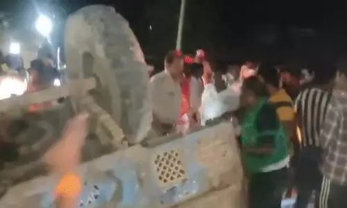MP : श्योपुर में ओवरलोड ट्रैक्टर-ट्रॉली पलटने से चार महिलाओं की मौत, 40 से ज़्यादा घायल MP : श्योपुर में ओवरलोड ट्रैक्टर-ट्रॉली पलटने से चार महिलाओं की मौत, 40 से ज़्यादा घायल