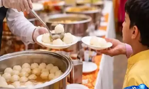 दो रसगुल्लों को लेकर विवाद: 11 साल के बच्चे पर डीज़ल डालकर तंदूर के पास जलाया, हालत गंभीर दो रसगुल्लों को लेकर विवाद: 11 साल के बच्चे पर डीज़ल डालकर तंदूर के पास जलाया, हालत गंभीर