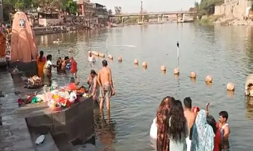 वैशाख अमावस्या : शिप्रा नदी में श्रद्धालुओं ने लगाई आस्था की डुबकी, पूर्ण की 5 दिन की पंचक्रोशी यात्रा वैशाख अमावस्या : शिप्रा नदी में श्रद्धालुओं ने लगाई आस्था की डुबकी, पूर्ण की 5 दिन की पंचक्रोशी यात्रा