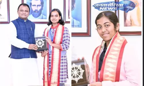 CM ने CBSE क्लास X एग्जाम में अच्छे नंबर लाने वाली टीना रथ और अलीशा बिस्वाल को सम्मानित किया