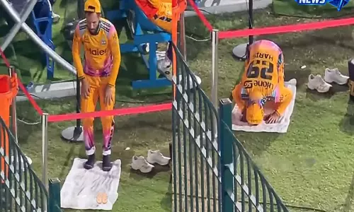 पेशावर ज़ालमी के मोहम्मद हारिस PSL 2026 मैच में डगआउट के पास नमाज़ पढ़ते हुए वायरल, फैंस के बीच हलचल पेशावर ज़ालमी के मोहम्मद हारिस PSL 2026 मैच में डगआउट के पास नमाज़ पढ़ते हुए वायरल, फैंस के बीच हलचल