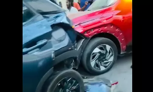 Showroom स्टाफ ने नशे में धुत आदमी को टेस्ट ड्राइव के लिए कार दी: 4 गाड़ियां डैमेज हुई Showroom स्टाफ ने नशे में धुत आदमी को टेस्ट ड्राइव के लिए कार दी: 4 गाड़ियां डैमेज हुई