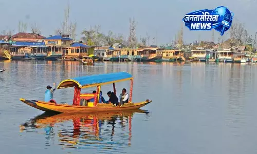 Srinagar नशा मुक्त समाज के लिए डल झील पर मेगा शिकारा रैली आयोजित