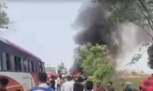 बस से टक्कर के बाद धधकी कार, 6 लोगों की मौत, दो को निकालकर बचा लिया बस से टक्कर के बाद धधकी कार, 6 लोगों की मौत, दो को निकालकर बचा लिया