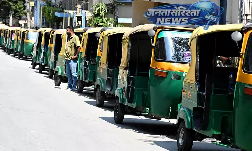 पेट्रोल पंप के पास कई किलोमीटर तक गाड़ियों की लाइन लगी: ड्राइवर परेशान पेट्रोल पंप के पास कई किलोमीटर तक गाड़ियों की लाइन लगी: ड्राइवर परेशान