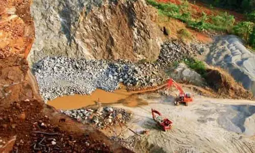 Koraput खनन ट्रैफिक से गांवों में बढ़ रही मुश्किलें, स्थानीय नागरिक परेशान Koraput खनन ट्रैफिक से गांवों में बढ़ रही मुश्किलें, स्थानीय नागरिक परेशान