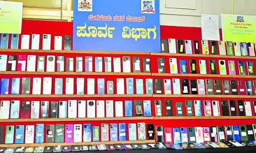 Bengaluru : ₹1.25 करोड़ का मोबाइल ज़ब्त Bengaluru : ₹1.25 करोड़ का मोबाइल ज़ब्त