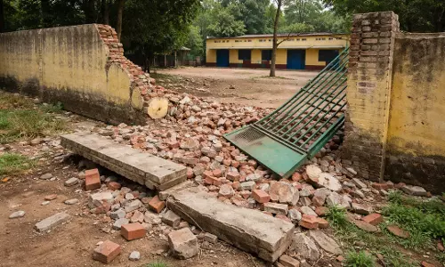 Odisha : गजपति में स्कूल का गेट गिरने से दो स्टूडेंट्स की मौत के बाद हेडमास्टर सस्पेंड Odisha : गजपति में स्कूल का गेट गिरने से दो स्टूडेंट्स की मौत के बाद हेडमास्टर सस्पेंड