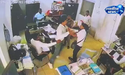 पत्रकार-वकील पर टूट पड़ा अफसर, सरकारी दफ्तर में मारपीट का वीडियो वायरल पत्रकार-वकील पर टूट पड़ा अफसर, सरकारी दफ्तर में मारपीट का वीडियो वायरल