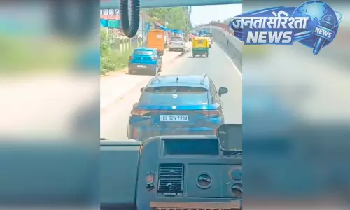 Police ने फायर फोर्स की गाड़ी को रास्ता न देने पर कार मालिक के खिलाफ केस दर्ज किया Police ने फायर फोर्स की गाड़ी को रास्ता न देने पर कार मालिक के खिलाफ केस दर्ज किया