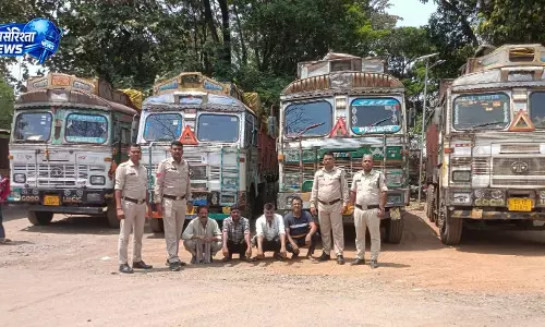 4 ट्रकों से 82 लाख से अधिक का अवैध कबाड़ जब्त, चार ड्राइवर गिरफ्तार 4 ट्रकों से 82 लाख से अधिक का अवैध कबाड़ जब्त, चार ड्राइवर गिरफ्तार