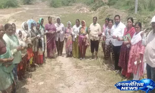 Raghavapuram में महिला मजदूरों को धूप से बचने के लिए सरपंच ने सावधानी बरतने की सलाह दी Raghavapuram में महिला मजदूरों को धूप से बचने के लिए सरपंच ने सावधानी बरतने की सलाह दी