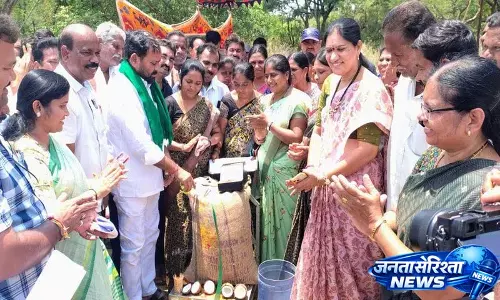 Maloth विधायक रामदास नायक ने मदारम में मक्का खरीद केंद्र का उद्घाटन किया Maloth विधायक रामदास नायक ने मदारम में मक्का खरीद केंद्र का उद्घाटन किया