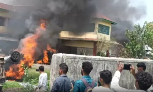 Assam : चिरांग में बेदखली अभियान के दौरान हिंसक झड़प; फायरिंग और घायल होने की खबर Assam : चिरांग में बेदखली अभियान के दौरान हिंसक झड़प; फायरिंग और घायल होने की खबर