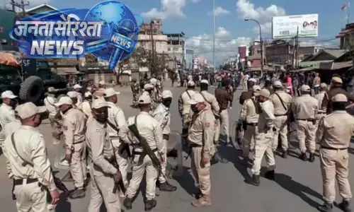 Manipur : बिष्णुपुर में भीड़ ने सुरक्षा वाहनों में आग लगाई, 21 घायल Manipur : बिष्णुपुर में भीड़ ने सुरक्षा वाहनों में आग लगाई, 21 घायल
