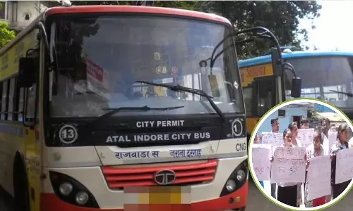 Indore सिटी बस पास का किराया 3 गुना बढ़ा; स्टूडेंट्स ने नगर निगम पर किया विरोध प्रदर्शन Indore सिटी बस पास का किराया 3 गुना बढ़ा; स्टूडेंट्स ने नगर निगम पर किया विरोध प्रदर्शन